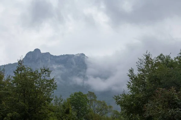 Vzdušný Pohled Horskou Krajinu Obklopenou Mraky — Stock fotografie