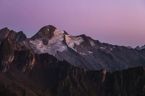 Piękny Strzał Zaśnieżonych Skalistych Austriackich Alp Pod Jasnym Zachodem Słońca — Zdjęcie stockowe