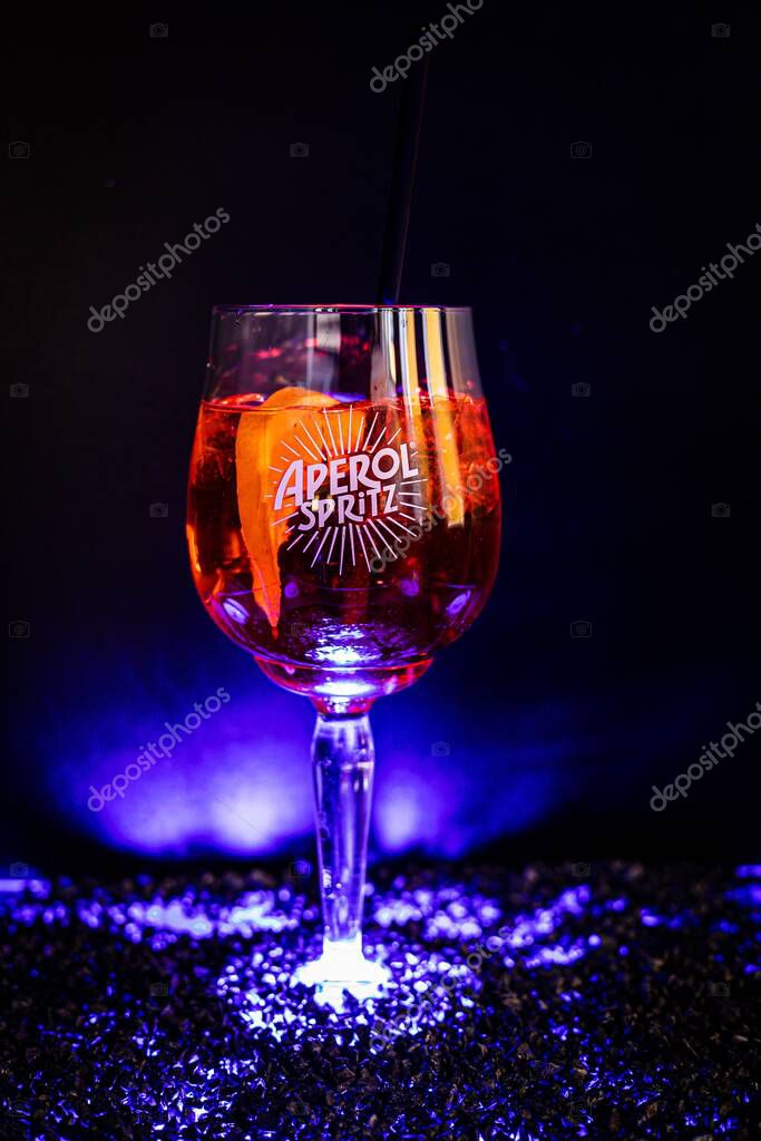 Bicchiere di cocktail di spritz di aperol — Foto Editoriale Stock