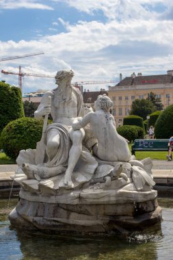 Avusturya 'nın Viyana şehrinde güzel bir yaz gününde bir çeşme heykelinin dikey çekimi.