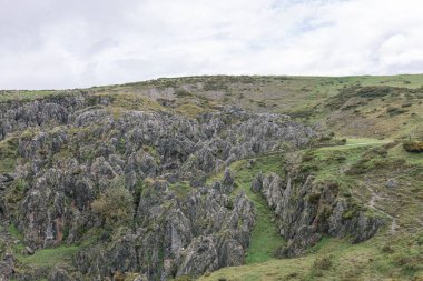 Lagos de Covadonga, Asturias, İspanya 'daki kayalık dağların nefes kesici manzarası.
