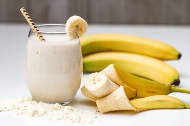 Beyaz arka planda muzlu bir milkshake.