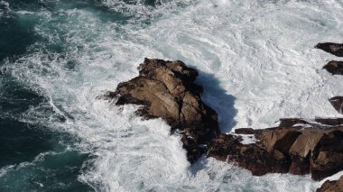Dalgalarla denizde tekil bir kaya oluşumu