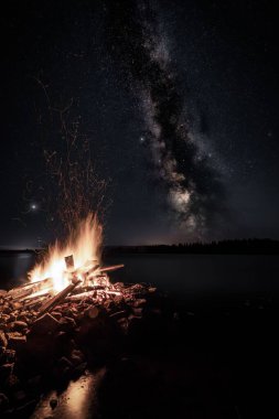 Finlandiya 'da yıldızlı gecede yanan bir yangının manzarası