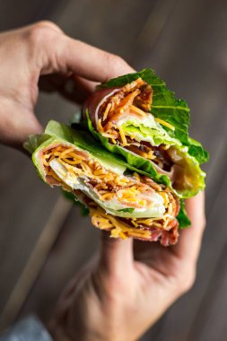 Yüksek açılı, marul sarılı ellerin yakın çekimi.