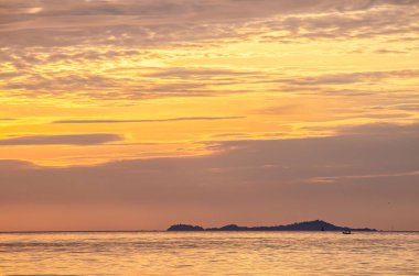 Melaka, Kuala Lumpur 'da gün batımında bulutların altında deniz manzarasının güzel bir görüntüsü.