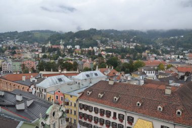 Innsbruck şehrinin binalarla çevrili hava manzarası