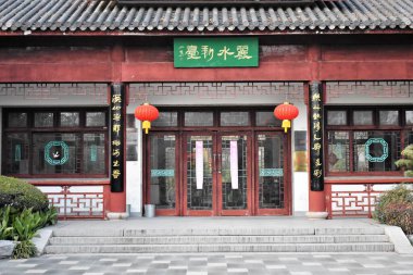 Halka açık bir parkta göletin yanında insanların olduğu bir Çin tarzı oyuk.