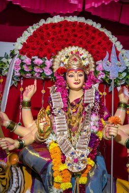 Navratri için Mumbai 'de bir mandalda tapınılan Maa Durga putunun dikey çekimi.