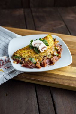 Mantarlı lezzetli bir omletin yüksek açılı yakın çekimi.