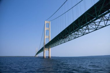 Güneşli bir günde Mackinac Köprüsü