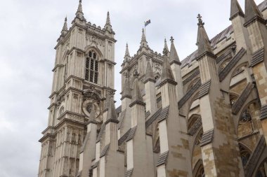 Bulutlu bir gökyüzünün altında İngiltere, Londra 'daki Westminster Manastırı' nın güzel bir manzarası.