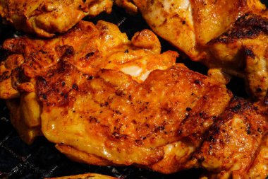 Sıcak lezzetli barbekü eti yakın planda.