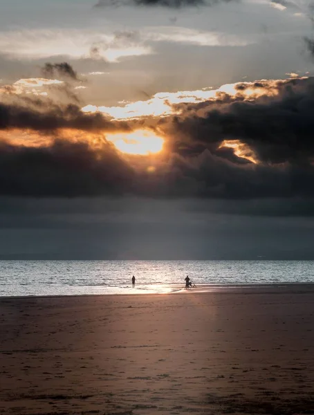 Eine Vertikale Aufnahme Eines Wunderschönen Meeres Während Des Sonnenuntergangs — Stockfoto
