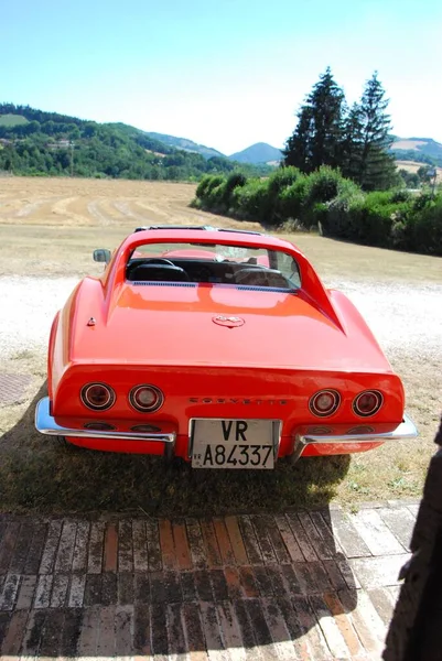 意大利佩萨罗一辆经典的红色雪佛兰Corvette Mako Shark车 — 图库照片