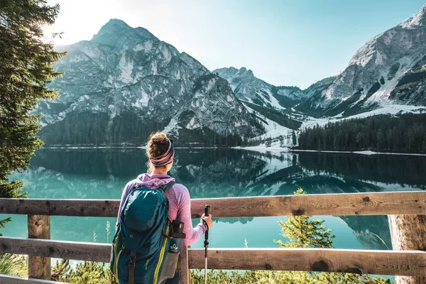 Una Joven Caucásica Disfrutando Vista Reflexión Montaña Lago Norte Italia — Foto de Stock