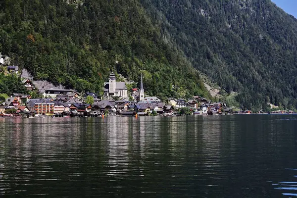 Una Vista Del Lago Hallstatt Sus Edificios Rodeado Los Alpes — Foto de Stock