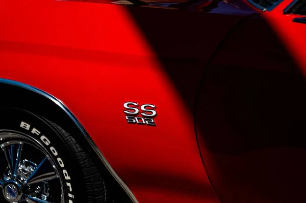 Egy Közeli Kép Piros Chevrolet Jelvényről Autókiállításon — Stock Fotó