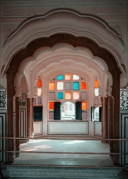 Вертикальный Снимок Красочных Окон Внутренней Части Дворца Хава Махал Джайпуре — стоковое фото