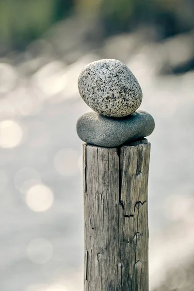 Eine Vertikale Nahaufnahme Von Zwei Steinen Die Auf Einem Alten — Stockfoto
