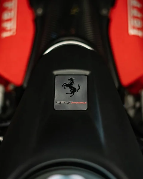 Tiro Vertical Seletivo Placa Baía Motor Ferrari Com Logotipo Cavalo — Fotografia de Stock