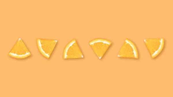 Eine Draufsicht Auf Eine Reihe Dreieckiger Orangefarbener Scheiben Auf Orangefarbenem — Stockfoto