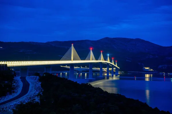 Niskokątny Widok Piękny Most Nad Jeziorem Nocy Peljesac Chorwacja — Zdjęcie stockowe