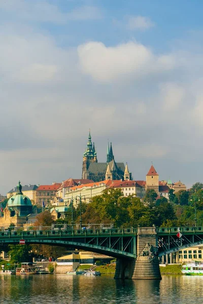 Vertikal Bild Pragborgen Bakgrunden Den Tjeckiska Bron — Stockfoto