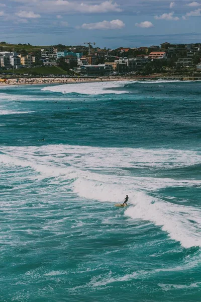 一个冲浪运动员骑在波浪上的垂直镜头 澳大利亚邦迪海滩 — 图库照片