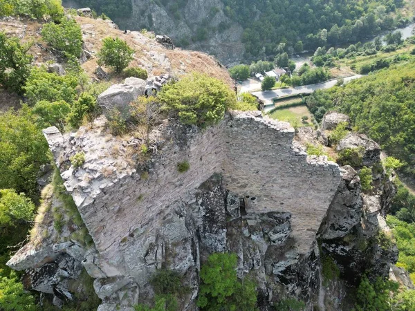 Fågelperspektiv Gamla Antika Ruiner Ett Skogsklädda Berg — Stockfoto