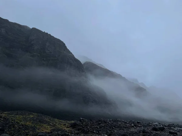 Uma Vista Panorâmica Nevoeiro Que Cobre Montanhas Rochosas — Fotografia de Stock