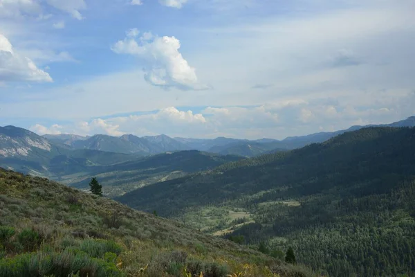 青山的美丽景色和蔚蓝的云天 Jackson Hole Wyoming Usa — 图库照片