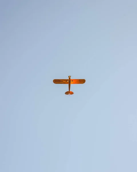 Χαμηλής Γωνίας Πλάνο Ενός Καλλιεργητικού Αεροπλάνου Που Πετάει Στον Γαλάζιο — Φωτογραφία Αρχείου