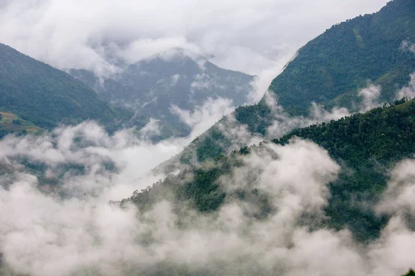 Прекрасный Вид Облака Медленно Поднимающиеся Утром Горах Вьетнама — стоковое фото