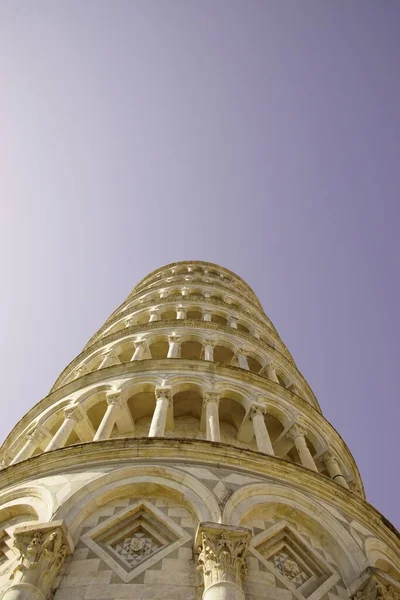 Вертикальный Низкоугольный Снимок Наклонной Башни Пизы Италии Солнечный День — стоковое фото