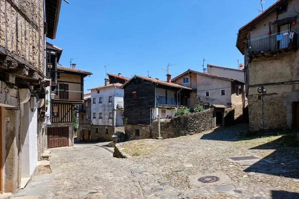 西班牙小镇阿尔韦卡的一条狭窄的鹅卵石街道和古老建筑的垂直截图 — 图库照片