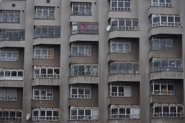 Egy Lakóépület Külseje Megkülönböztethetetlen Ismétlődő Ablakokkal Nagy Lakótelepen — Stock Fotó