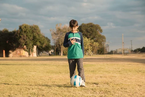 Jovem Caucasiano Campo Com Uma Bola Futebol — Fotografia de Stock