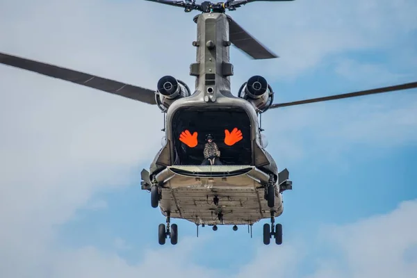 Кумедні Великі Червоні Руки Махають Кабіни Вертольота Авіашоу Riat — стокове фото