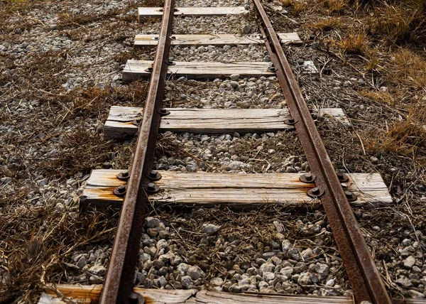 Крупный План Старых Сломанных Деревянных Железнодорожных Путей Полу — стоковое фото