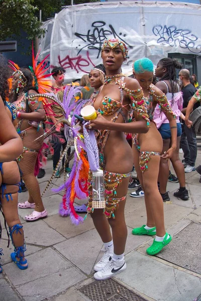 Grupo Pessoas Que Frequentam Notting Hill Carnival 2022 Reino Unido — Fotografia de Stock