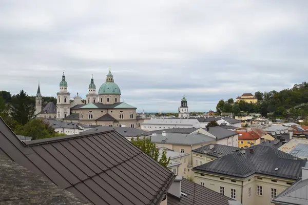 在阴天 萨尔茨堡的城市景观与历史性的主教座堂 — 图库照片