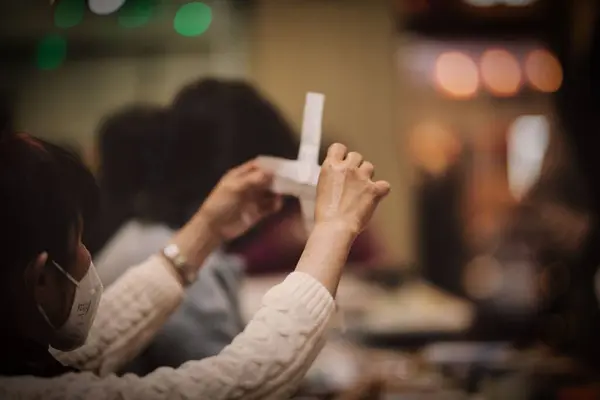 Eine Frau Zeigt Ein Mit Papier Ausgeschnittenes Christliches Kreuz — Stockfoto