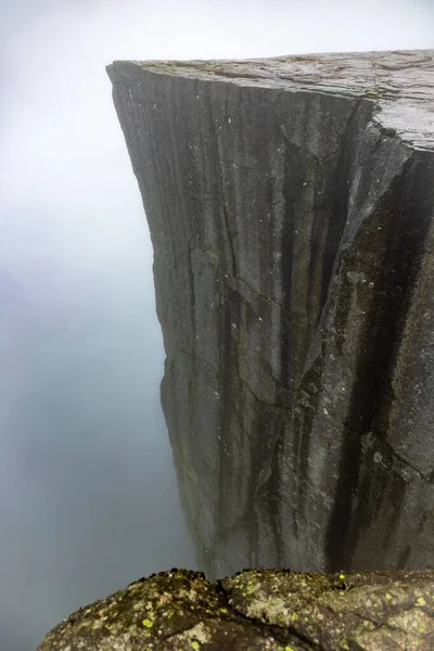 在多雾的天气里 悬崖峭壁边缘的垂直拍 — 图库照片