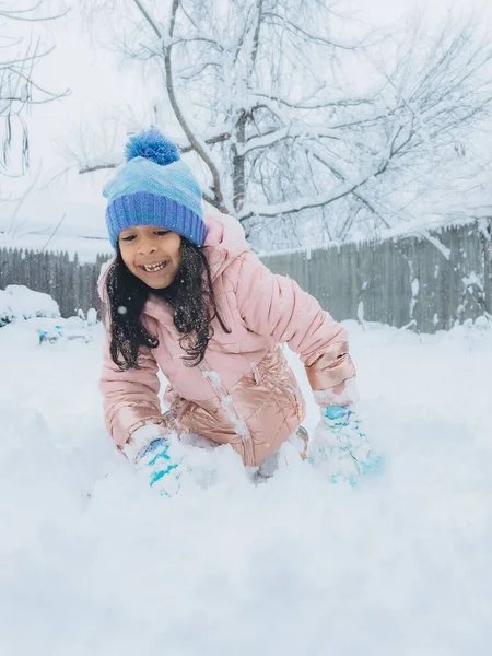 Una Niña Preescolar Aire Libre Durante Tormenta Nieve Invierno Jugando —  Fotos de Stock