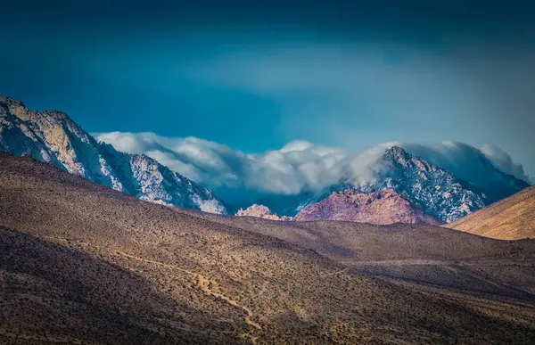 Niektóre Pokryte Śniegiem Góry Wysoko Chmurach — Zdjęcie stockowe