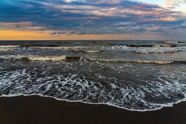 Een Prachtige Opname Van Een Kust Met Zee Golven Onder — Stockfoto