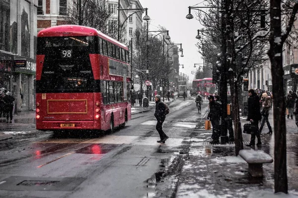 英国伦敦的一条雪地街道 — 图库照片