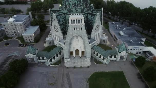カナダ ケベック州トロワリビエールのセントローレンス川近くのノートルダム大聖堂 キャップ マドレーヌの空中写真 — ストック動画