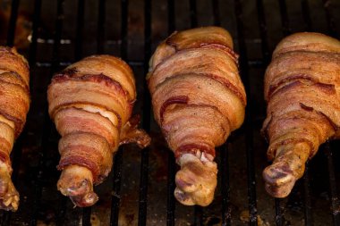 Pastırmayla sarılmış tavuk bacaklı ızgara.